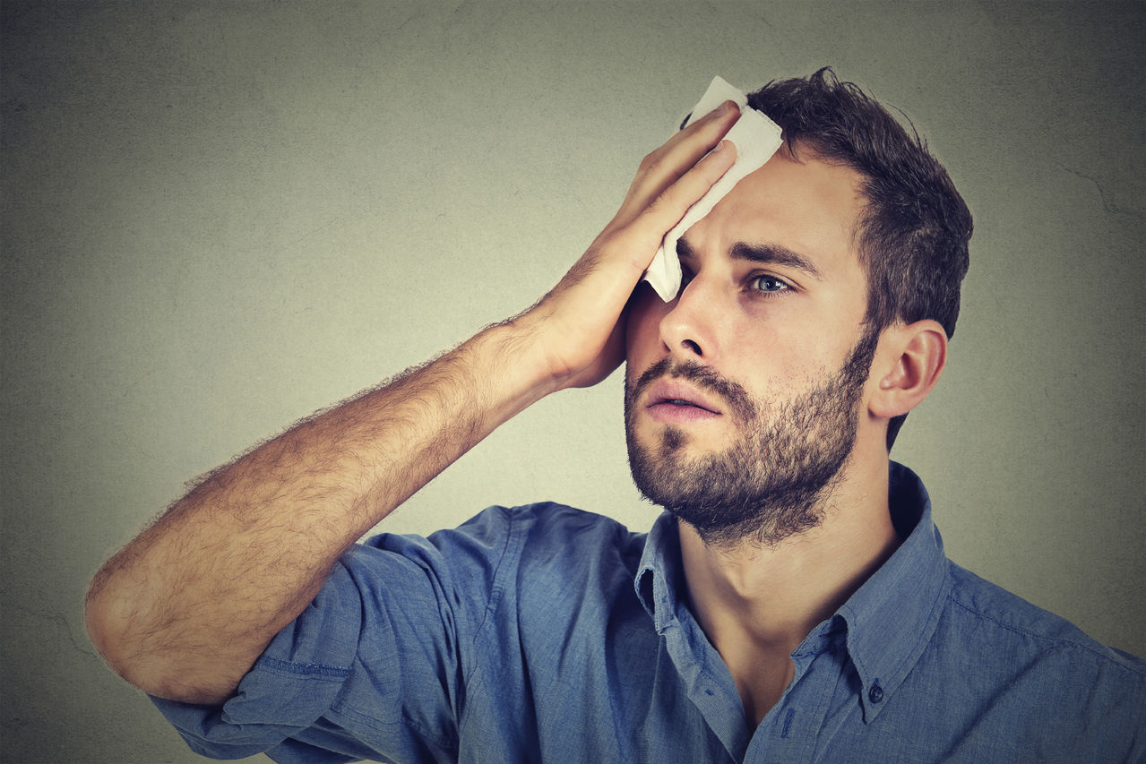 Over-sweating is one of the 7 early heart attack symptoms - Khang Shen